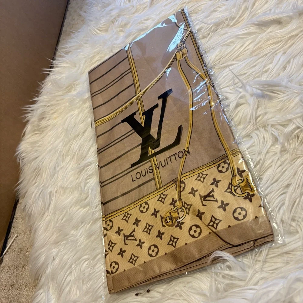 My Neverfull Shawl 35x35 inch luxury vibes Silky scarf LOUIS VUlTTON‼️LAST ONE